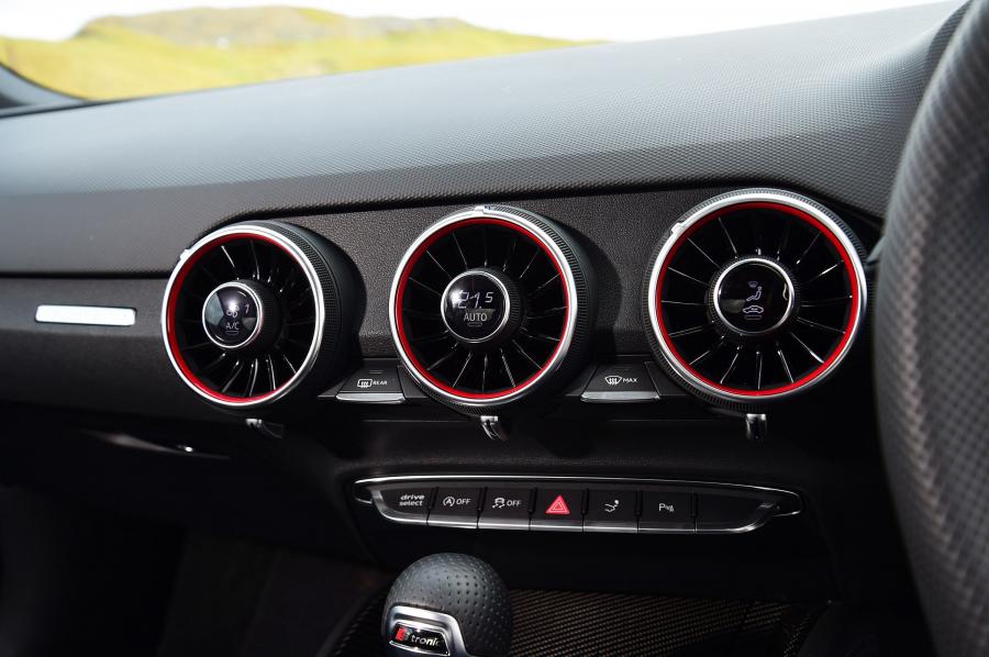 Детали интерьера Audi TTS Coupe (8S) 2019 года  (UK) (фото 10 из 17)